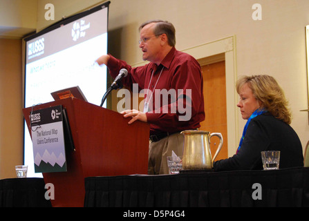 Dieses Bild zeigt wahrscheinlich ein traditionelles Coast Salish Kanu, zusammen mit einem Fokus auf die Wasserqualität in der Region. Die Darstellung spiegelt sowohl das kulturelle Erbe der Coast Salish als auch die Umweltbedenken hinsichtlich der Wasserqualität in Küstenregionen wider. Stockfoto