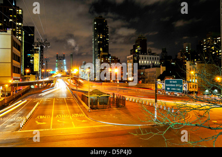 Feierabendverkehr auf der Ed Koch Queensboro 59th Street Bridge, Midtown Manhattan, New York City, USA Stockfoto