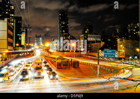 Feierabendverkehr auf der Ed Koch Queensboro 59th Street Bridge, Midtown Manhattan, New York City, USA Stockfoto