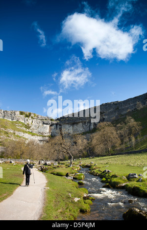 Großbritannien, England, Yorkshire, Malham, Frau allein zu Fuß auf Fußweg Malham Cove Stockfoto