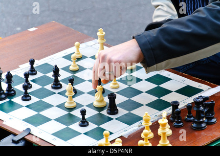 Männer spielen Schach in Union Square, Manhattan, New York City, USA Stockfoto