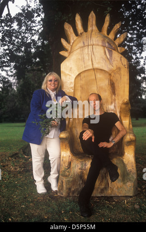 Dwina Gibb und Robin Gibb, er in einem Druiden Thron Dwina sitzt, ist ein Druidess. HOMER SYKES Stockfoto