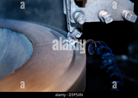 Metallspäne Maded verdreht durch alte Drehbank Stockfoto