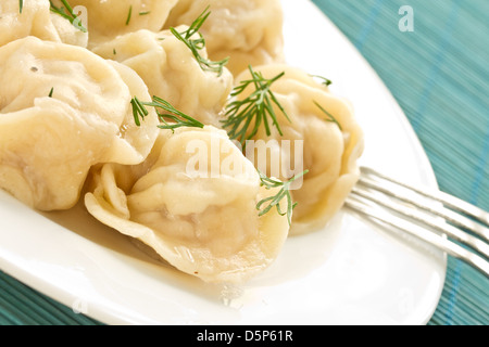 Russische nationale Ravioli mit Dill auf einem Teller Stockfoto