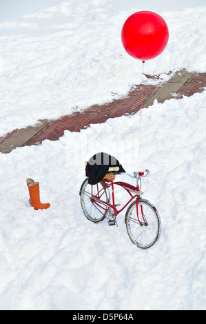 Roten Ballon und Fahrrad im Central Park während Wintersturm, New York City, Manhattan, USA Stockfoto