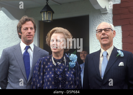 Frau Margaret Thatcher, Mark und Denis Thatcher, der Seite ihrer Chelsea Familie 1983 Uk 1980 s HOMER SYKES Stockfoto