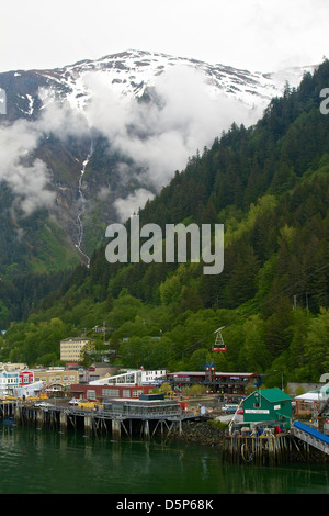 Alaska Marina und Schnee bedeckte Gipfel mit Wolken Stockfoto