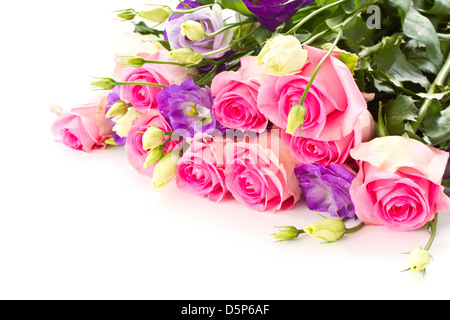 schöne helle Bouquet von Rosen, Lisianthus und andere Blumen auf weißem Hintergrund Stockfoto