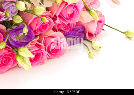 schöne helle Bouquet von Rosen, Lisianthus und andere Blumen auf weißem Hintergrund Stockfoto