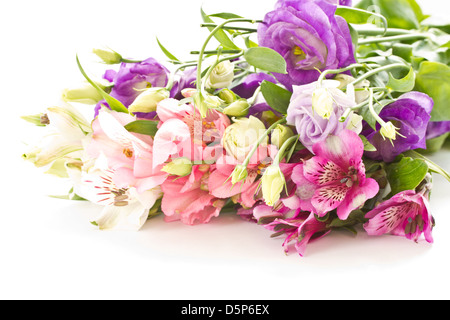 schöne lila Blumenstrauß auf weiße Lisianthus Stockfoto