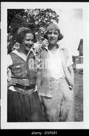 Helen Richey, eine Pionierin der Luftfahrt, wird im Freien gezeigt und lächelt mit einer anderen Frau. Bekannt für ihre frühen Leistungen in der Luftfahrt, durchbrach Richey in den 1920er und 1930er Jahren Barrieren für Frauen im Feld Stockfoto