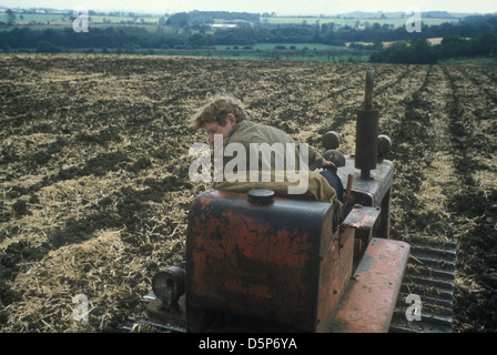 Landwirt, der alten Traktor der 1980er Jahre fährt Großbritannien. CA. 1985 HOMER SYKES Stockfoto