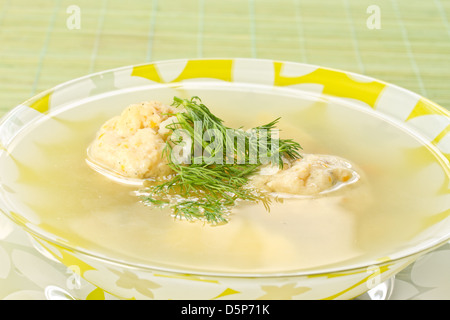 Fischsuppe mit Frikadellen und Dill in einer Schüssel Stockfoto