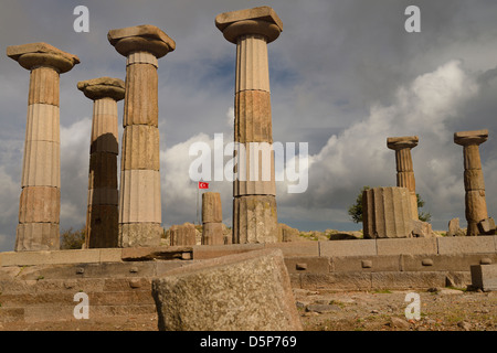 Sechs griechische Säulen und türkische Flagge an Akropolis Ruinen der Tempel der Athena Assos Behramkale Türkei Stockfoto