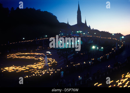 Lourdes France Basilica nächtliche Prozession und Mahnwache der 1990er JAHRE HOMER SYKES Stockfoto