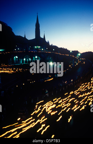 Lourdes France Basilica nächtliche Prozession und Mahnwache der 1990er JAHRE HOMER SYKES Stockfoto