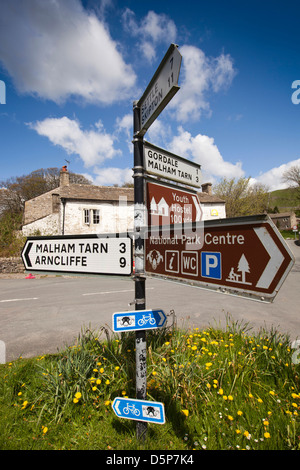 Großbritannien, England, Yorkshire, Malham, Wegweiser im Dorfzentrum Stockfoto