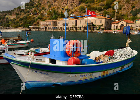 Angelboote/Fischerboote und Hotels im malerischen Weiler Assos Iskele Türkei an der Ägäis Stockfoto