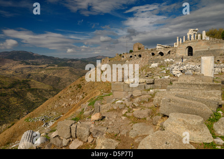 Grundlagen des Hilltop Akropolis von Trajan Tempel in Ruinen von Pergamon bergama Türkei Stockfoto