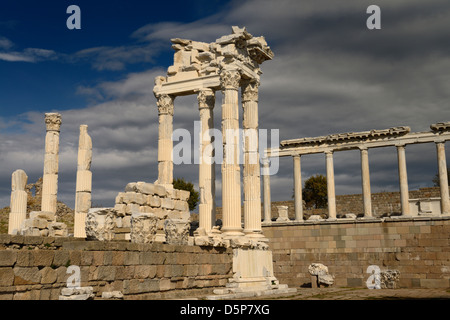 Weiße Marmor korinthischen Säule Ruinen von Trajan Tempel in Pergamon archäologischen Stätte Bergama Türkei Stockfoto