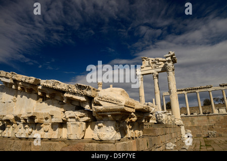 Geschnitzten Marmor Giebel unter den Ruinen der Tempel des Trajan in Pergamon bergama Türkei Stockfoto