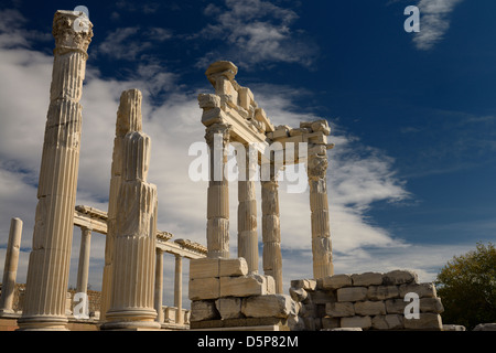 Weiße Marmor korinthischen Säulen des Trajan Tempel in Pergamon archäologischen Stätte Bergama Türkei Stockfoto