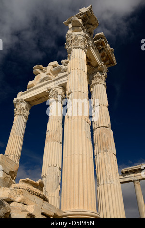 Zeigen Sie bis zu den massiven korinthischen Säulen an antike Pergamon archäologische Stätte in Bergama, Türkei an Stockfoto