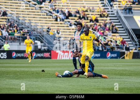 Columbus, Ohio. 6. April 2013. Dominic Oduro greift die Philadelphia Verteidigung wie Columbus Crew und Philadelphia Union Spiel zu einem 1: 1 in einem MLS-Spiel in Columbus Crew Stadium zu ziehen. Stockfoto