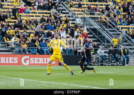 Columbus, Ohio. 6. April 2013. Eddie Gaven Köpfe der Ball zurück über Ziel wie Columbus Crew und Philadelphia Union spielen zu einem 1: 1 zeichnen Sie in einem MLS-Spiel in Columbus Crew Stadium. Stockfoto