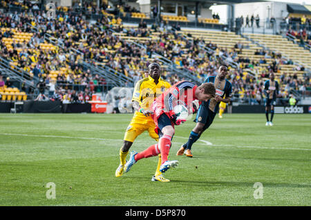 Columbus, Ohio. 6. April 2013. Mannschafts Dominic Oduro verliert Philadelphia Torhüter wie Columbus Crew und Philadelphia Union Spiel zu einem 1: 1 in einem MLS-Spiel in Columbus Crew Stadium zu ziehen. Stockfoto