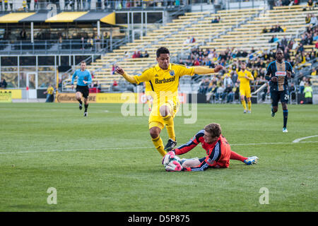 Columbus, Ohio. 6. April 2013. Jairo Arrieta wird von Philadelphia Torhüter MacMath als Columbus Crew und Philadelphia Union spielen zu einem 1: 1 Unentschieden in einem MLS-Spiel in Columbus Crew Stadium auf den Ball geschlagen. Stockfoto