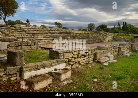 Mann stand am Anfang die antike Odeon Theater archäologische Stätte von Troja bei Hisarlik Türkei Stockfoto