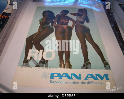 Das San Diego Aerospace Museum zeigt eine Sammlung von Luftfahrtkunst, darunter ein Poster von Pan American World Airways. Dieses Stück zeigt die legendäre Fluggesellschaft, die für ihre Pionierrolle in der internationalen Luftfahrt berühmt ist. Das Museum bietet Einblicke in die Geschichte der Fluggesellschaften und ihre künstlerischen Darstellungen in der Luftfahrtkultur. Stockfoto