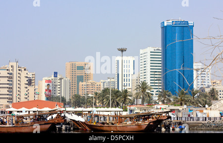 Die Skyline von Sharjah oberhalb der Sharjah Creek, Vereinigte Arabische Emirate Stockfoto