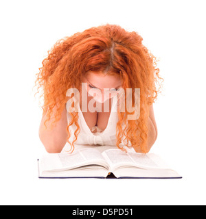 Junge attraktive Frau mit dem Buch liegend Stockfoto