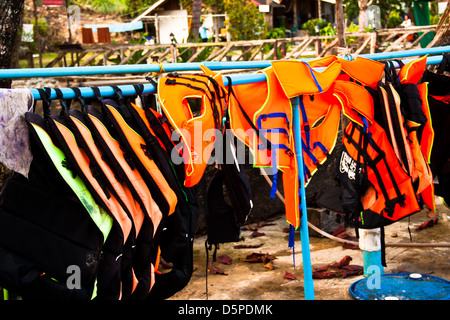 Viele Schwimmwesten. Hingen im Rack. Stockfoto