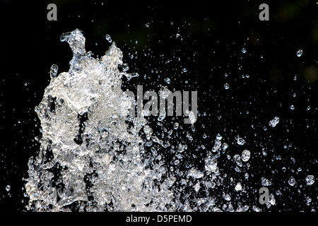 Wassertropfen mit Luftblasen und Wasser verteilt. Stockfoto