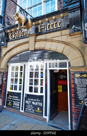 Fassade des Ordens vom Goldenen Vlies die gruseligste Kneipe in York, Bürgersteig York Yorkshire UK Stockfoto