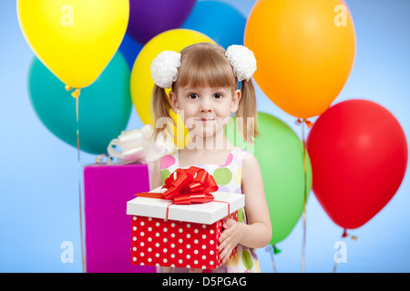 Niedliche Mädchen mit bunten Luftballons und Geschenken Stockfoto