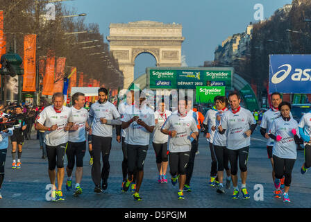 Paris, Frankreich. Front Runner nehmen am Pariser Marathon auf der Avenue de Champs-Elysees mit Arc de Triomphe Teil. Multikulturelle Straße, große Gruppen laufen, integrierte, vielfältige globale Stadt Stockfoto