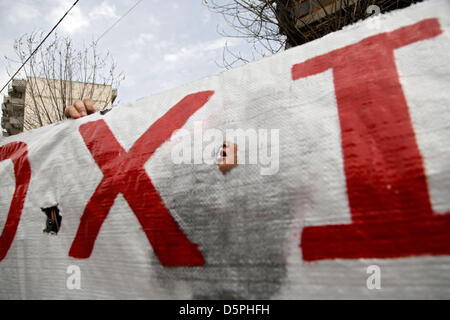 Thessaloniki, Griechenland. 5. April 2013. Demonstranten halten einen Banner, das liest Nr. Chalkidiki Menschen protestieren außerhalb Region Regierungsgebäude von Zentral-Makedonien während der Diskussion bei der Regionalrat für die Goldgewinnung in der Skouries Region der Halbinsel Chalkidiki. Bildnachweis: Konstantinos Tsakalidis/Alamy Live-Nachrichten Stockfoto