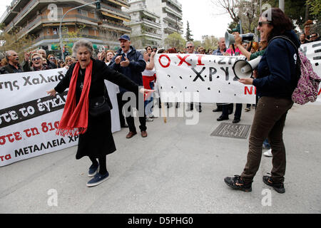 Thessaloniki, Griechenland. 5. April 2013. Chalkidiki Menschen protestieren außerhalb Region Regierungsgebäude von Zentral-Makedonien während der Diskussion bei der Regionalrat für die Goldgewinnung in der Skouries Region der Halbinsel Chalkidiki. Bildnachweis: Konstantinos Tsakalidis/Alamy Live-Nachrichten Stockfoto