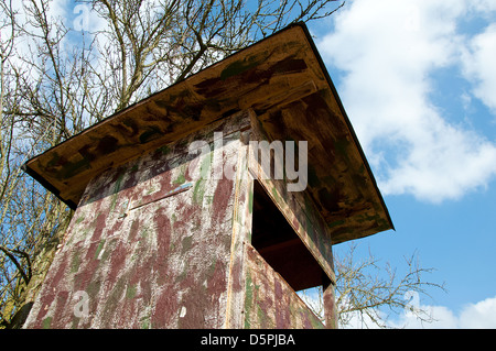 Hölzerne Jagd Turm im Frühjahr Stockfoto