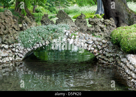 Flintstone-Brücke in West Dean Gardens in der Nähe von Chichester in West Sussex Stockfoto