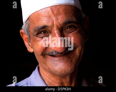 Porträt von einem lächelnden arabischen Mann in Jerusalem, Israel Stockfoto