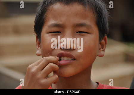 Porträt eines jungen Mannes in Laos Stockfoto