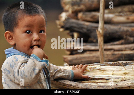 Porträt eines jungen Mannes in Laos Stockfoto