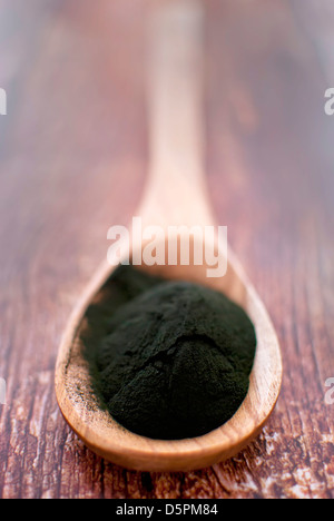 Bio Spirulina Algen Pulver in Holzlöffel Stockfoto