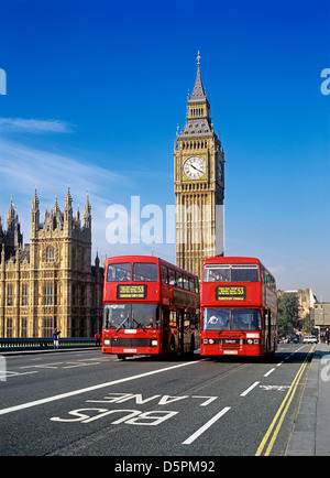 Busspur, Radweg und zwei Londoner Busse auf Westminster Bridge, London. Clock Tower Houses of Parliament im Hintergrund. Stockfoto