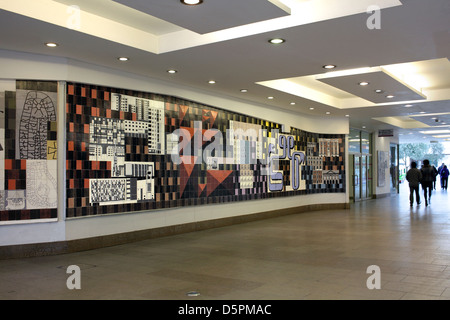 Wandbild von Gordon Cullen in einen Eingang zu Coventry City Centre shopping Fußgängerzone. Stockfoto